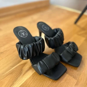 Klackskor svarta - Snygga svarta klackar från Missguided. De har en bekväm passform och är i mycket bra skick. Helt oanvända 