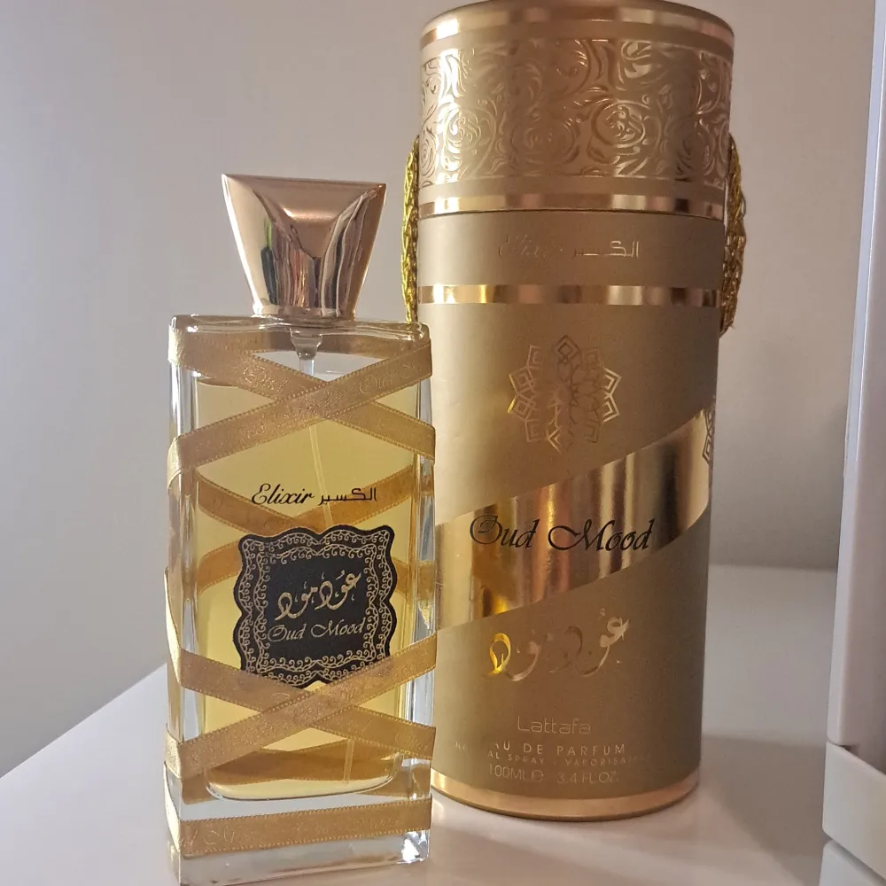 Säljer en lyxig Oud Mood Eau de Parfum från Lattafa. Flaskan är elegant med guldiga detaljer och kommer i en vacker guldfärgad förpackning med orientaliska mönster. Perfekt för den som älskar orientaliska dofter och vill ha något unikt i sin samling. Flaskan rymmer 100 ml. . Parfym.