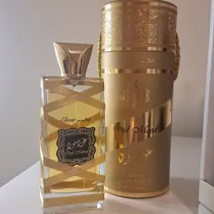 Säljer en lyxig Oud Mood Eau de Parfum från Lattafa. Flaskan är elegant med guldiga detaljer och kommer i en vacker guldfärgad förpackning med orientaliska mönster. Perfekt för den som älskar orientaliska dofter och vill ha något unikt i sin samling. Flaskan rymmer 100 ml. 