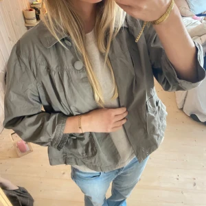 Trekvartsärmad kappa - Super snygg!! Kan ha som kofta❤️