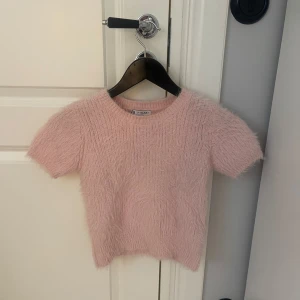 Rosa fluffig tröja från Zara💖 - Super fin fluffig tröja från Zara! Tröjan är i storlek S men enligt mig uppfattas den i en mindre storlek💕 Jag är 167 ifall det kan vara intressant!😄 Tröjan har använts men är fortfarande i ett gott skick!🔥