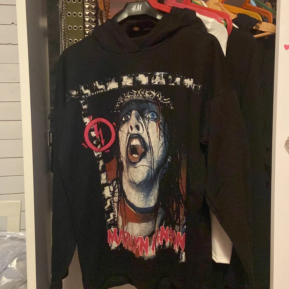 Ascool svart Marilyn Manson hoodie. Lappen är avklippta men skulle säga att den är M/L men funkar för S också om man vill ha den väldigt oversized💕. Tröjor & Koftor.