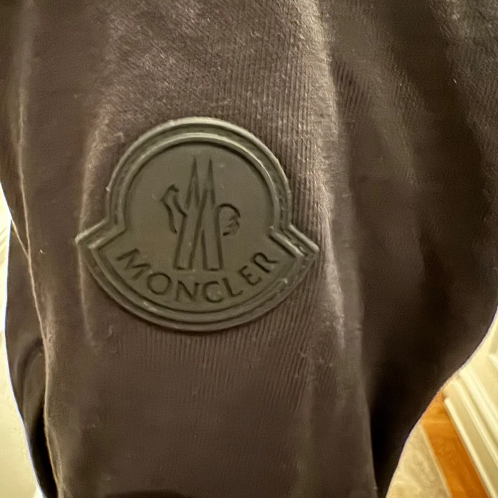 Säljer en snygg svart cardigan från Moncler i mycket bra skick. Den har en dragkedja framtill och Monclers logga på ärmen. Cardiganen är långärmad och gjord i ett bekvämt material. Modellen på bilden är 168cm och 52kg, var inte rädd att höra av dig vid intresse samt frågor, pris är ej hugget i sten😉🤩. Tröjor & Koftor.