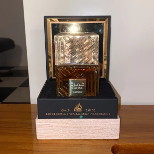 Lattafa Khamrah - Tja! Säljer en lyxig Khamrah Eau de Parfum från lattafa. Lattafa Khmarah passar perfekt till vintern och sena kvällar. Det är 99 ml kvar i den!