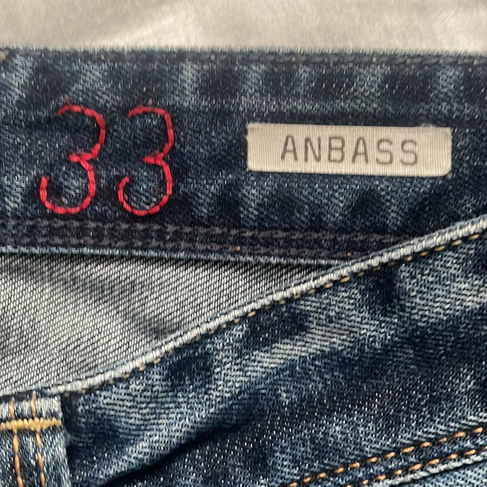 Säljer ett par snygga blå jeans från Replay i modellen Anbass. De har en klassisk femficksdesign och är i mycket bra skick. Perfekta för både vardag och fest. Dom är lite uppsydda.. Jeans & Byxor.