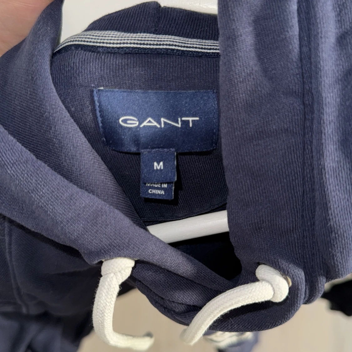 Mörkblå hoodie från GANT - 91