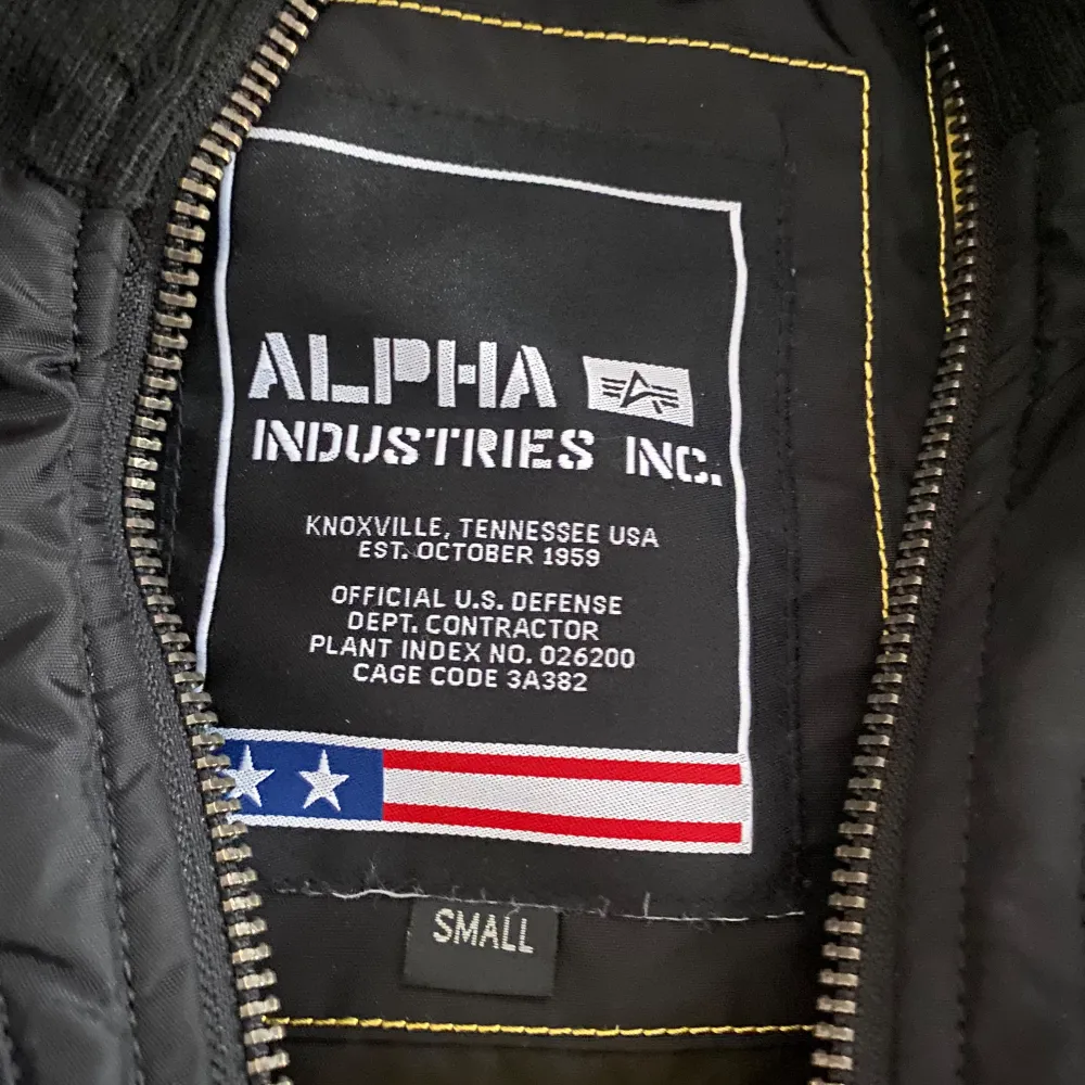 Säljer en svart parkajacka från Alpha Industries i storlek Small. Jackan har en mysig pälsfodrad huva och flera praktiska fickor med dragkedja. Perfekt för kalla vinterdagar! 🧥❄️. Jackor.