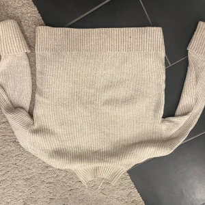 Beige ribbad polotröja - Säljer en supermysig beige ribbad polotröja. Perfekt för kyliga dagar med sin varma och sköna passform. Tröjan har långa ärmar och en klassisk polokrage som håller dig varm hela vintern. Passar både till vardags och lite finare tillfällen. 🧥✨