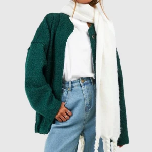 Grön teddyjacka - Säljer en supermysig grön teddyjacka i oversized stil. Perfekt för höst och vår med sina långa ärmar och knappar framtill. Jackan är i bra skick och passar perfekt för typ allt. 🐻💚