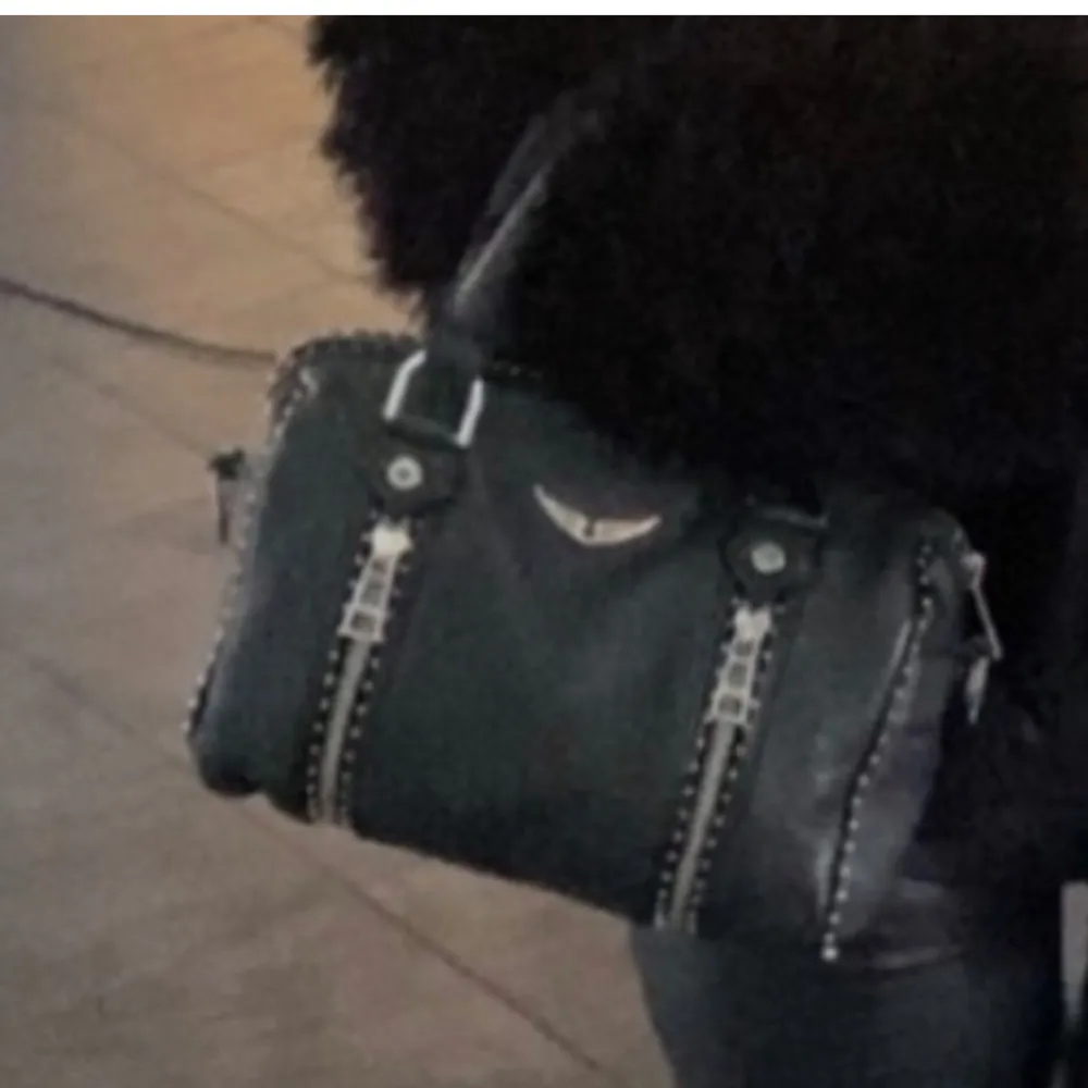 Säljer min Zadig väska, skriv för fler bilder eller dustbag/kvitto så skickar jag äkthetsbevis! Jag att även emot byte mot andra väskor!. Laukut & Käsilaukut.