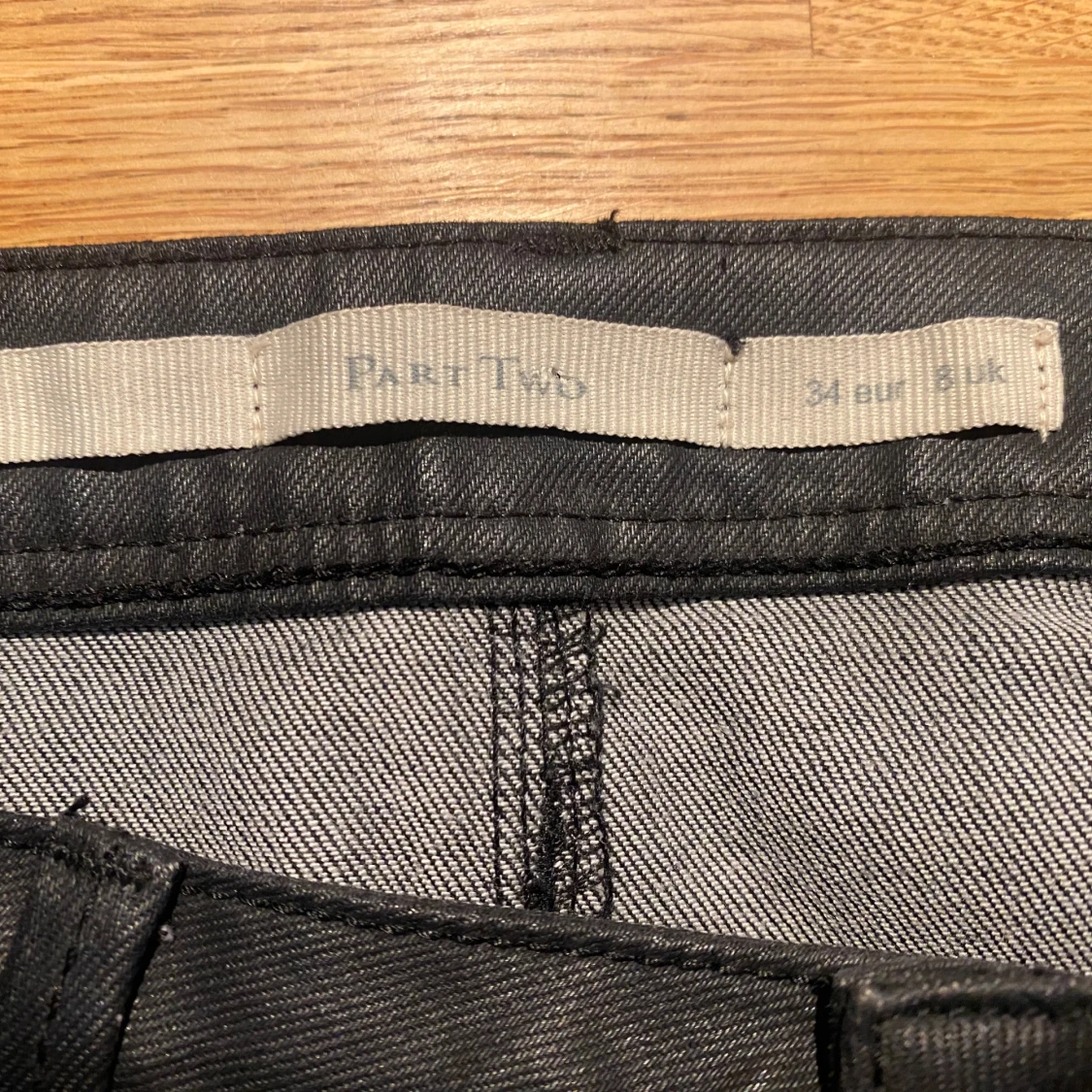 Svart jeanskjol i lite vaxat material i strl 34 från Part Two - 91