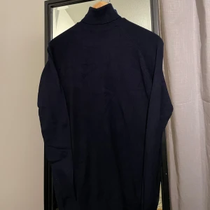 Marinblå Turtleneck från Zara - Oanvänd marinblå Turtleneck med hög krage och otroligt skönt samt snyggt material och passform från Zara. Storlek S (passar även M då den har stretchigt tyg)