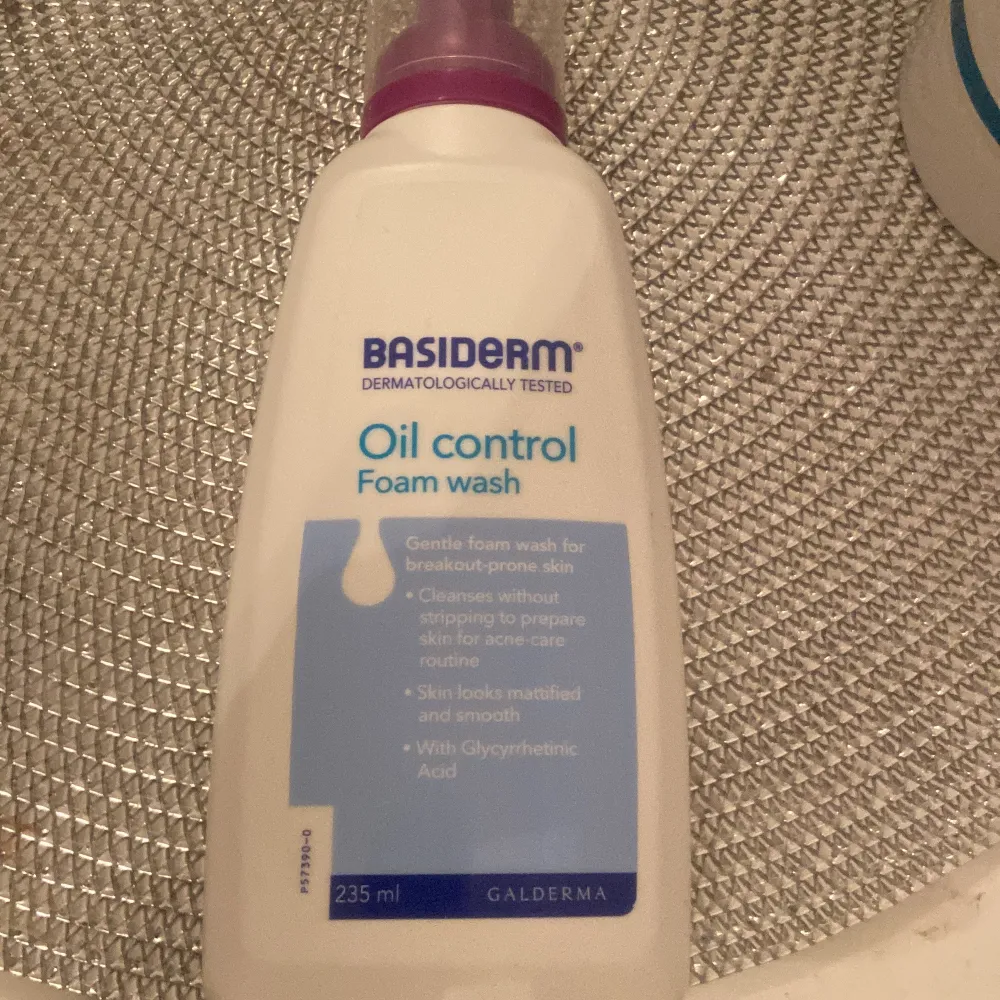 Basiderm Oil Control Foam Wash är en mild skumrengöring för fet och aknebenägen hud. Den rengör utan att torka ut och förbereder huden för aknebehandling. Innehåller glycerinsyra för en matt och slät hud. Perfekt för daglig användning! Knappt använd, ca 98% kvar.. Skönhet.