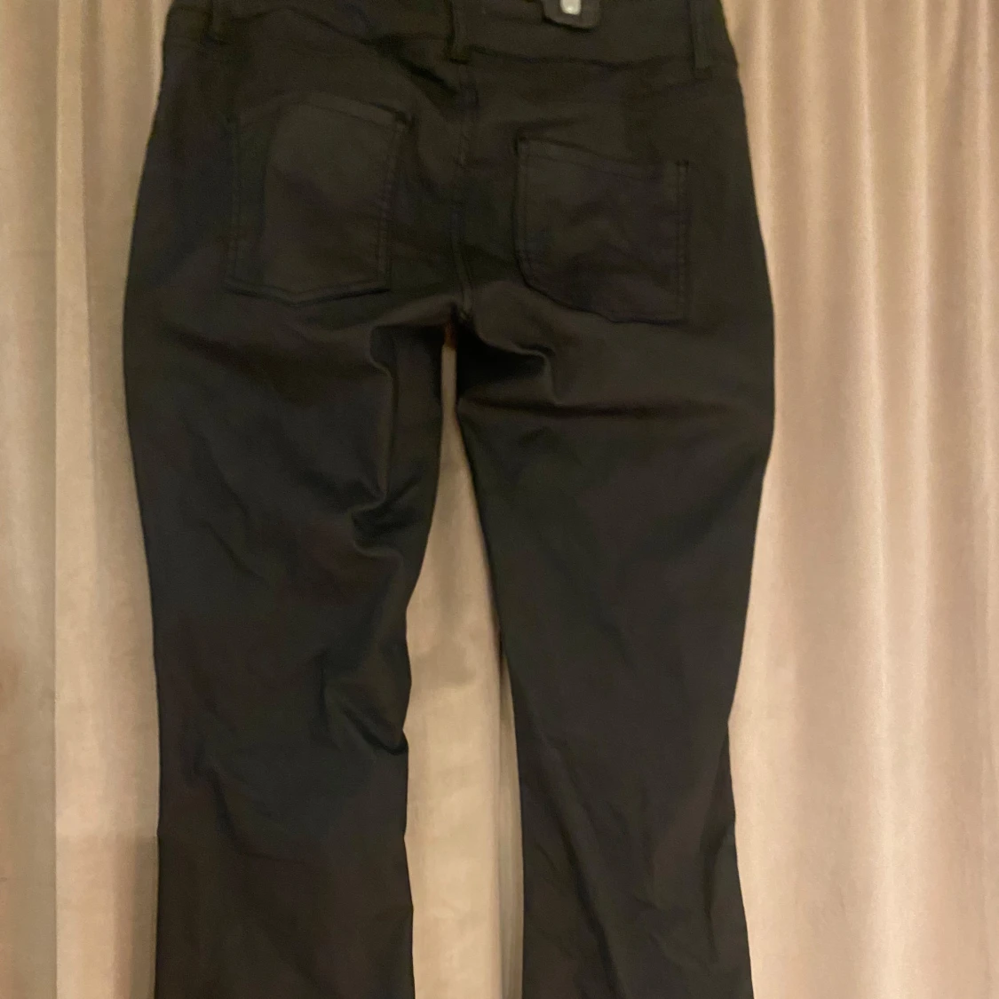 Svarta lågmidjade jeans ifrån Nelly - 91