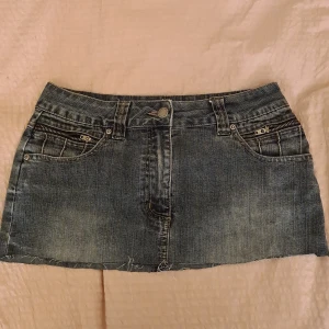 Micro Jeanskjol från KappAhl - Säljer en snygg jeanskjol från KappAhl i storlek 36. Kjolen är i klassisk blå denim med slitna detaljer och har praktiska fickor både fram och bak. Perfekt för en avslappnad sommarlook! 🦋