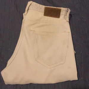 Beige byxor från Jack & Jones - Säljer ett par beige byxor från Jack & Jones i storlek 28/30. De är i bra skick 