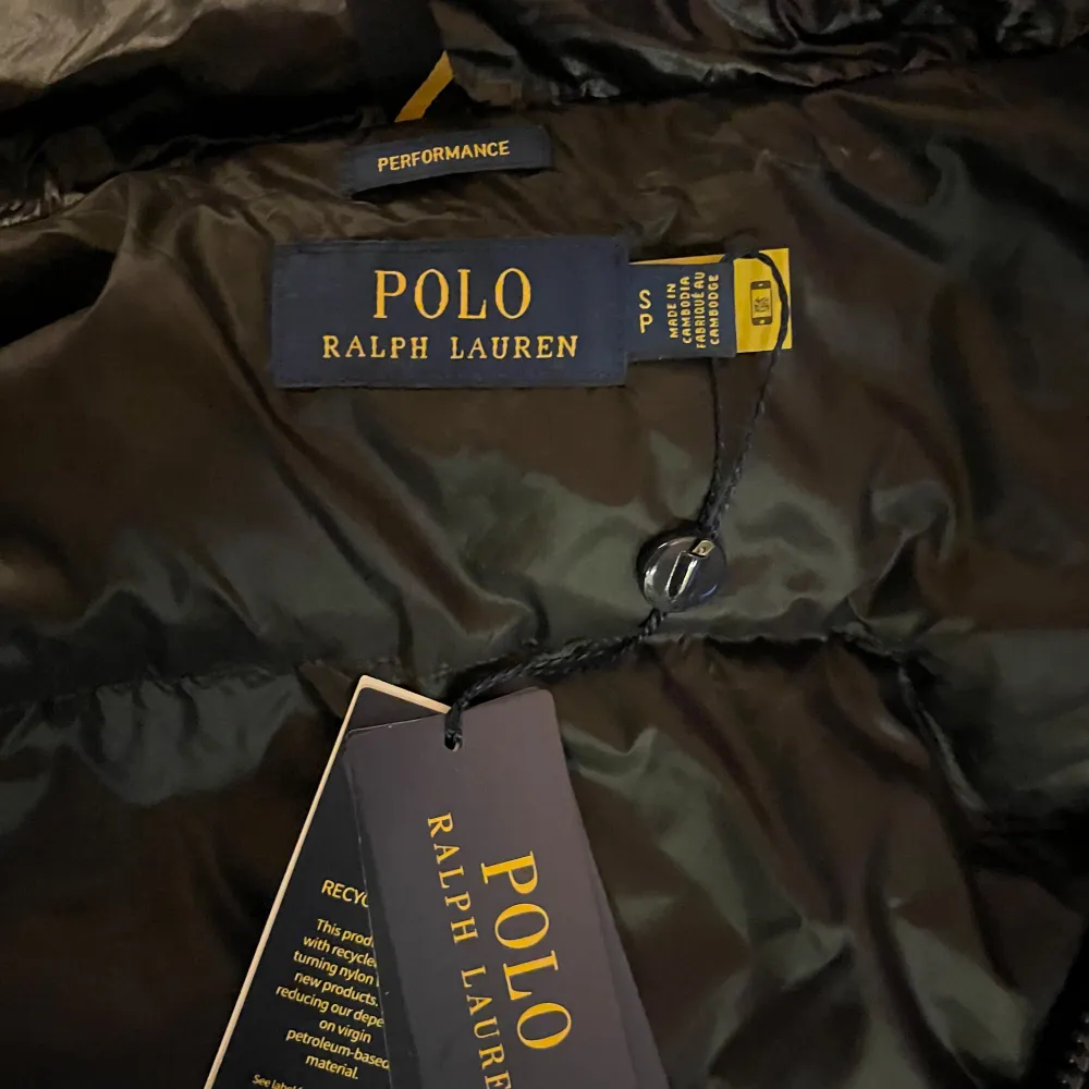 Tja, säljer en helt sprillans ny Ralph Lauren jacka i navy. Köptes från Zalando men användes aldrig, alla tags sitter på och är helt oanvänd, kvittot därifrån ingår. Storleken är S och färgen är navy men en rätt så mörk ton. Nypris cirka 6000kr men köptes när den gick för 4350. Hör av er vid frågor! . Jackor.