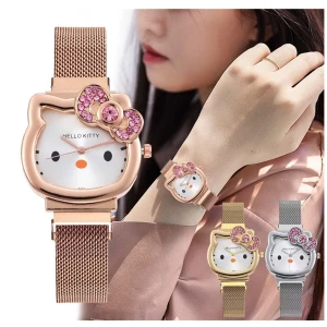 Hello Kitty klocka med glittrig rosett - Superfin Hello Kitty klocka med ett unikt urformat som Hello Kittys ansikte. Den har en glittrig rosa rosett och finns i tre färger: guld, silver och roséguld. Armbandet är i metallnät och ger en elegant touch. Perfekt för alla Hello Kitty-fans som vill ha något sött och stilrent på handleden!  185kr/st 