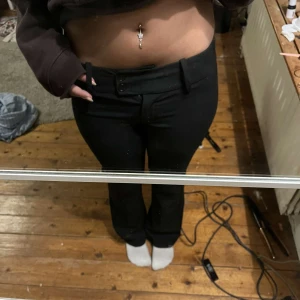 Svarta kostym byxor från Bik Bok - Säljer ett par svarta kostym byxor från Bik Bok i storlek 34. Endast använda en gång! 