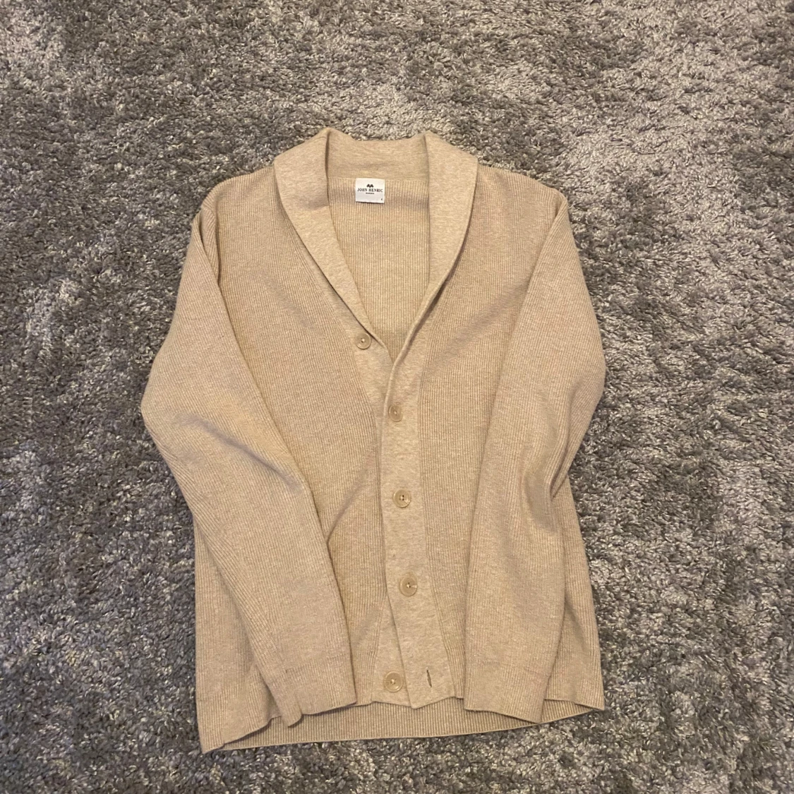 Beige cardigan med knappar från John Henric