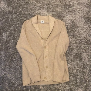 Beige cardigan med knappar från John Henric - Säljer en beige cardigan från John Henric i storlek S. Den är ribbad med knappar framtill och har en klassisk design som passar perfekt för både höst och vår. Koftan är i mycket bra skick, 9/10 använt ett fåtal gånger. Nypris: 1400 mitt pris: 649. Kunden står för frakten📦