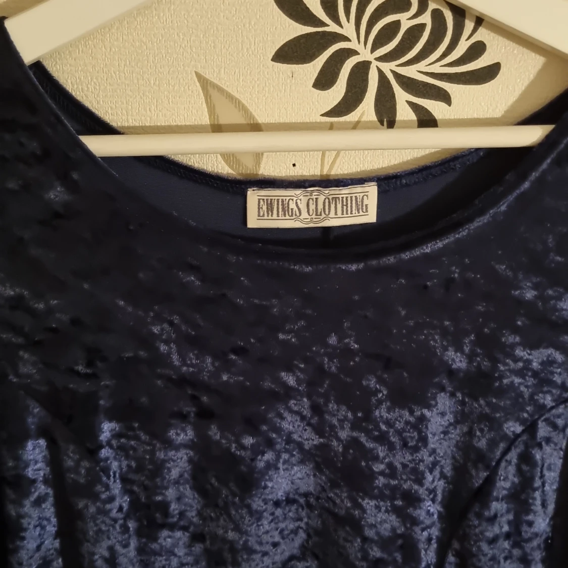 Mörkblå sammetklänning från Ewings Clothing - 90