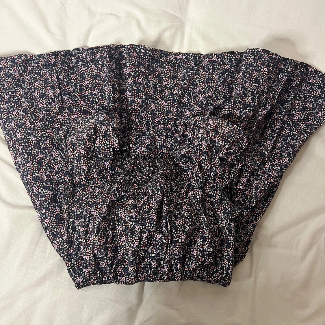 Blommig klänning med volangdetaljer - 90