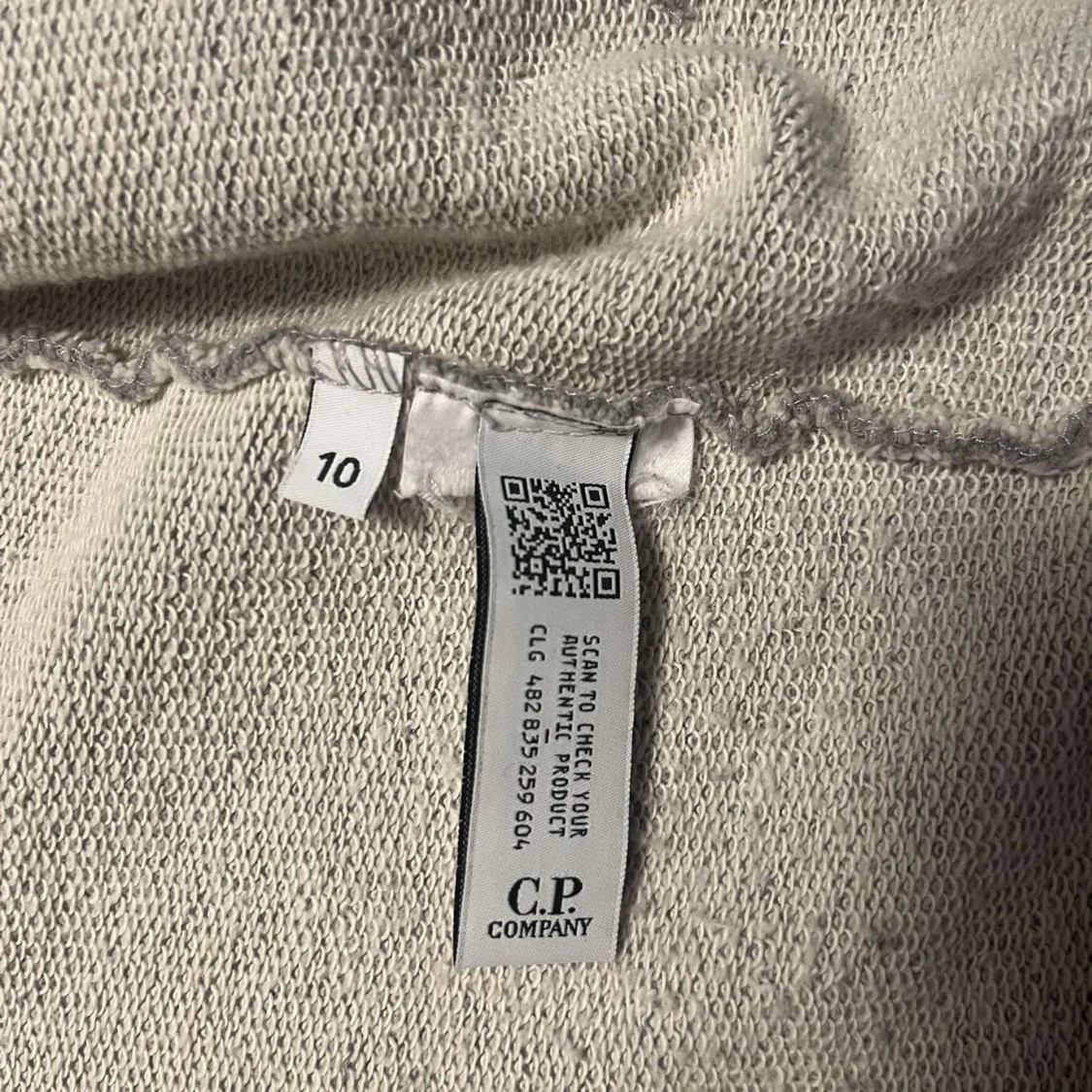 Grå hoodie från C.P. Company - 92