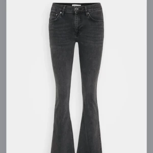 Gråa bootcut jeans - Snygga gråa bootcut jeans i mycket bra skick. De är låg-mid waist och har en klassisk femficksdesign med knapp och dragkedja framtill. Perfekta för både vardag och fest, och passar bra till höst- och vintergarderoben. De har använt rätt mycket och de är lite slitna men inga skador