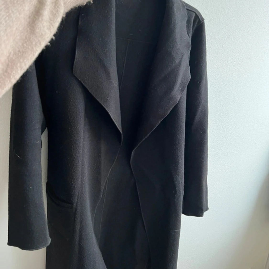 Svart kappa med knytband - 91