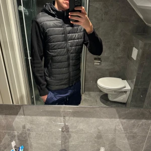 Svart cardigan/jacka Mango - Säljer nu denna snygga jacka från mango. Jackan är knappt använd och är i grymt skick. 
