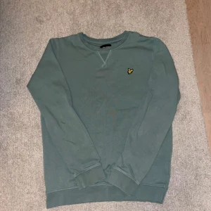 Grön tröja från Lyle & Scott Junior - Säljer en snygg grön tröja från Lyle & Scott Junior. Pris kan diskuteras, skriv vid minsta lilla fundering😀✍️✅