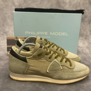 PHILIPPE MODEL TRPZ - - Philippemodel TRPZ - Skick: 9,5/10 - Tillbehör: Enbart skorna - Storlek 42, sitter mer som 43 - Nypris ca 3700kr // Deluxecloset