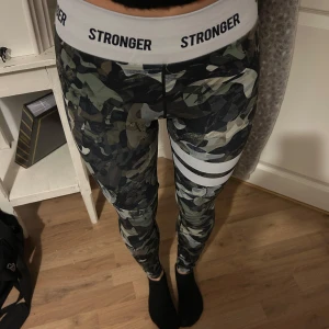 Träningsbyxor  - Fina träningsbyxor från Stronger! Jättesköna & stretchiga💚