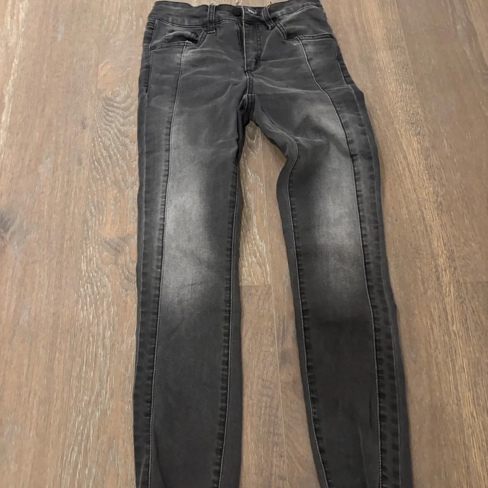 Säljer ett par svarta jeans i bra skick. De har en snygg tvättad look och är perfekta för både vardag och fest. Jeansen har en normal passform och är tillverkade i ett bekvämt material som ger lite stretch. Lite osäker på storleken men är lite försmå för mig som är 164. Perfekta till att sy om till bootcut!!!❤️. Jeans & Byxor.