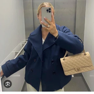 Mörkblå kappa från Design by Si - Säljer en snygg mörkblå kappa från Design by Si i storlek XS/S. Den är i väldigt fint skick, nypris 800kr. (Första bilderna är tagna från designbysis hemsida) 