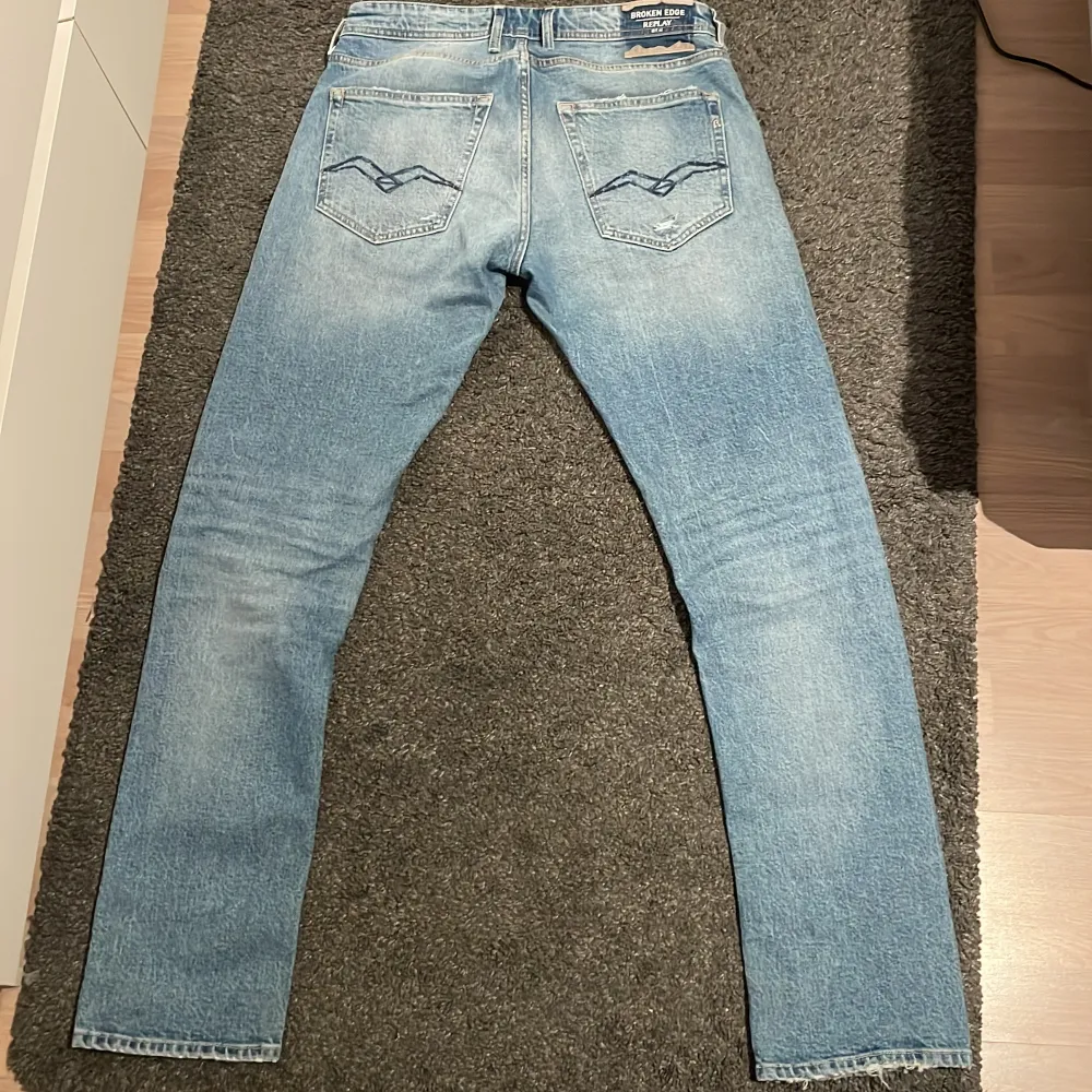 Säljer ett par blåa replay jeans i storleken W 31 L 32. Jeansen är knappt använda då det inte är min stil. De har inga defekter. Vid frågor eller intresse är det bara att skriva! . Jeans & Byxor.