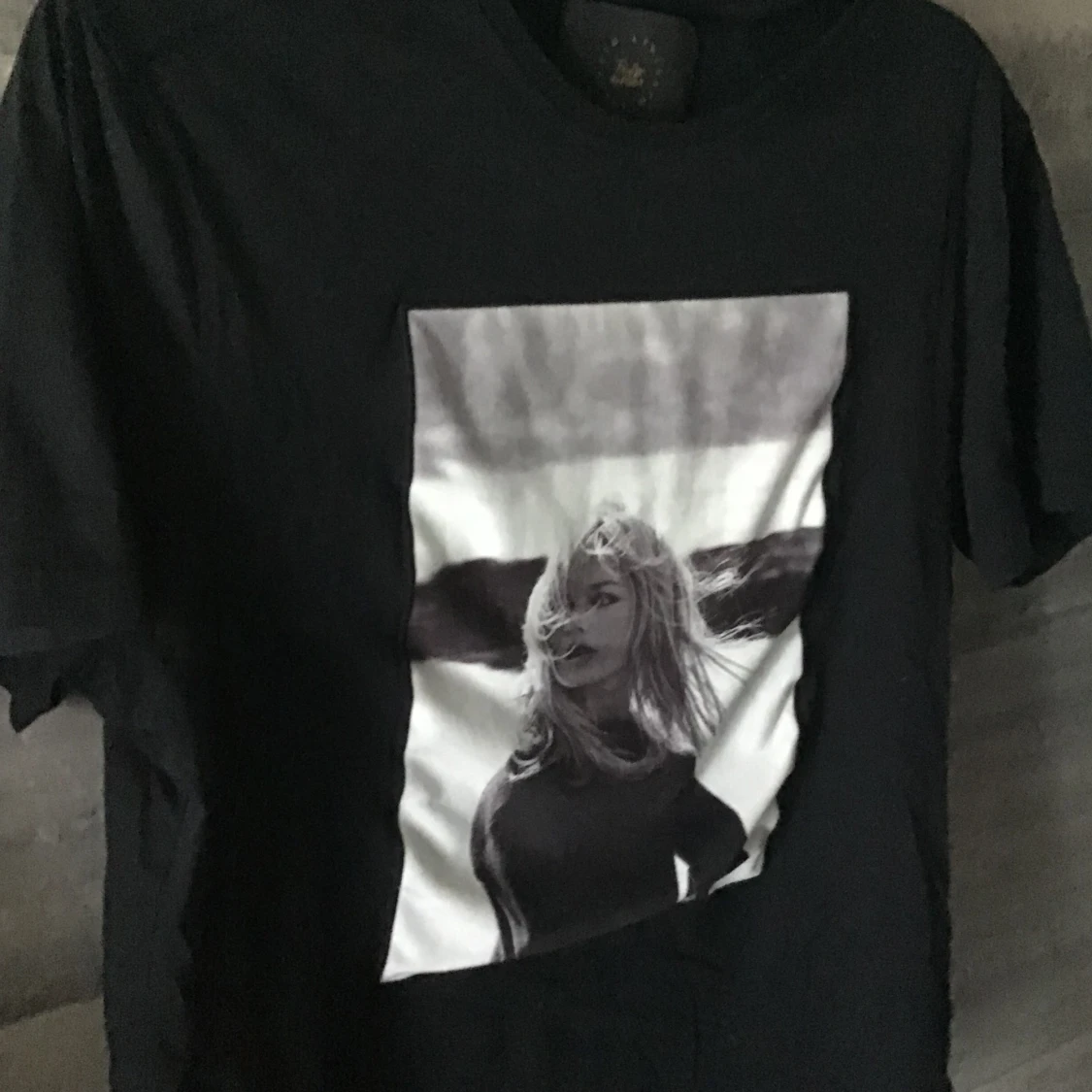 Svart t-shirt med tryck - 90