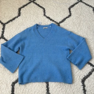 Blå tröja från Gina tricot - Säljer en superfin blå tröja Den är stickad och har en snygg v-ringning. Perfekt för höst och vinter med sina långa ärmar och ribbade detaljer vid ärmslut och nederkant. Passar både till vardags och lite finare tillfällen. 🧶💙