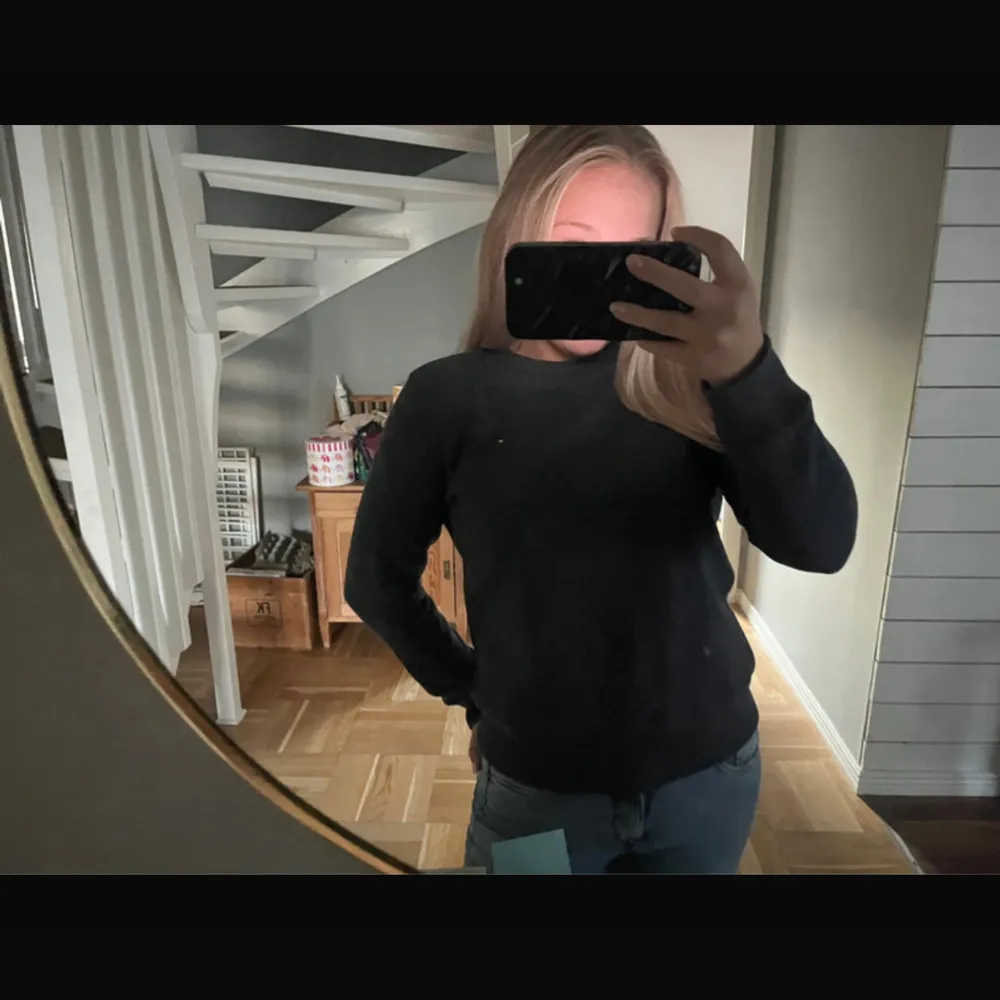 Säljer en stilren mörkgrå/svart tröja från Tommy Hilfiger. Den har en liten logga på bröstet och är perfekt för både vardag och avslappnade tillfällen. Tröjan är i bra skick och har långa ärmar. Passar perfekt till jeans eller kjol! Köpt på barnavdelningen men passar mig som har S normalt. Tröjor & Koftor.