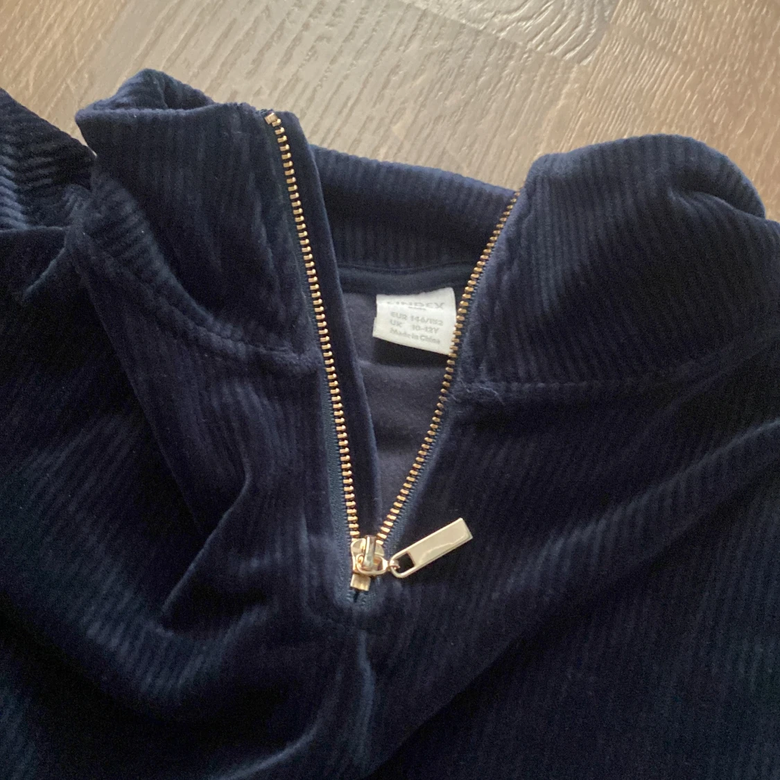 Mörkblå velourtröja från Lindex - 92