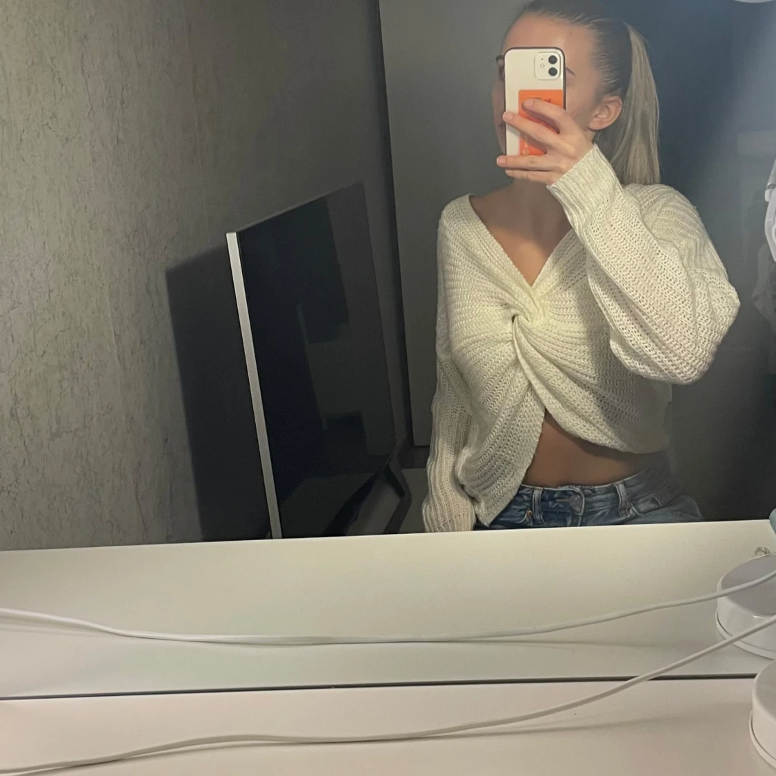 Vit stickad tröja med knyt