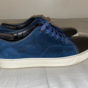 Blåa lanvins. Pris kan diskuteras vid snabb affär - Mina blåa Lanvins är ett fantastiskt val för alla som vill ha stil och komfort. För det första erbjuder de en unik färg som verkligen står ut och ger en fräsch touch till varje outfit. Blått är en mångsidig färg som passar både till vardags och fest, vilket gör dem till ett utmärkt komplement till din stil.