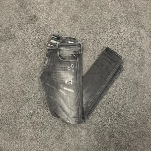 Replay anbass jeans  - Säljer dessa feta replay jeans, slutsålda överallt. Jeansen är i storlek 30/32, för frågor är det bara att höra av sig 🙌