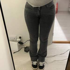 Säljer ett par snygga grå jeans i bootcut-stil. De är lågmidjade. Storlek 36. Jag är 170 lång och dom går till marken. Använt 2-3 gånger 