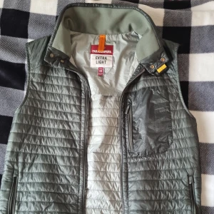 Parajumper väst  - Bra skick, storlek M men passar bra till mindre, hör av för mer info 