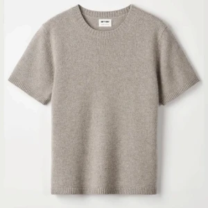Soft Goat chunky t-shirt - Säljer min soft goat Kashmirtröja i färgen greige. Nypris 2195 kr, fint skick. 
