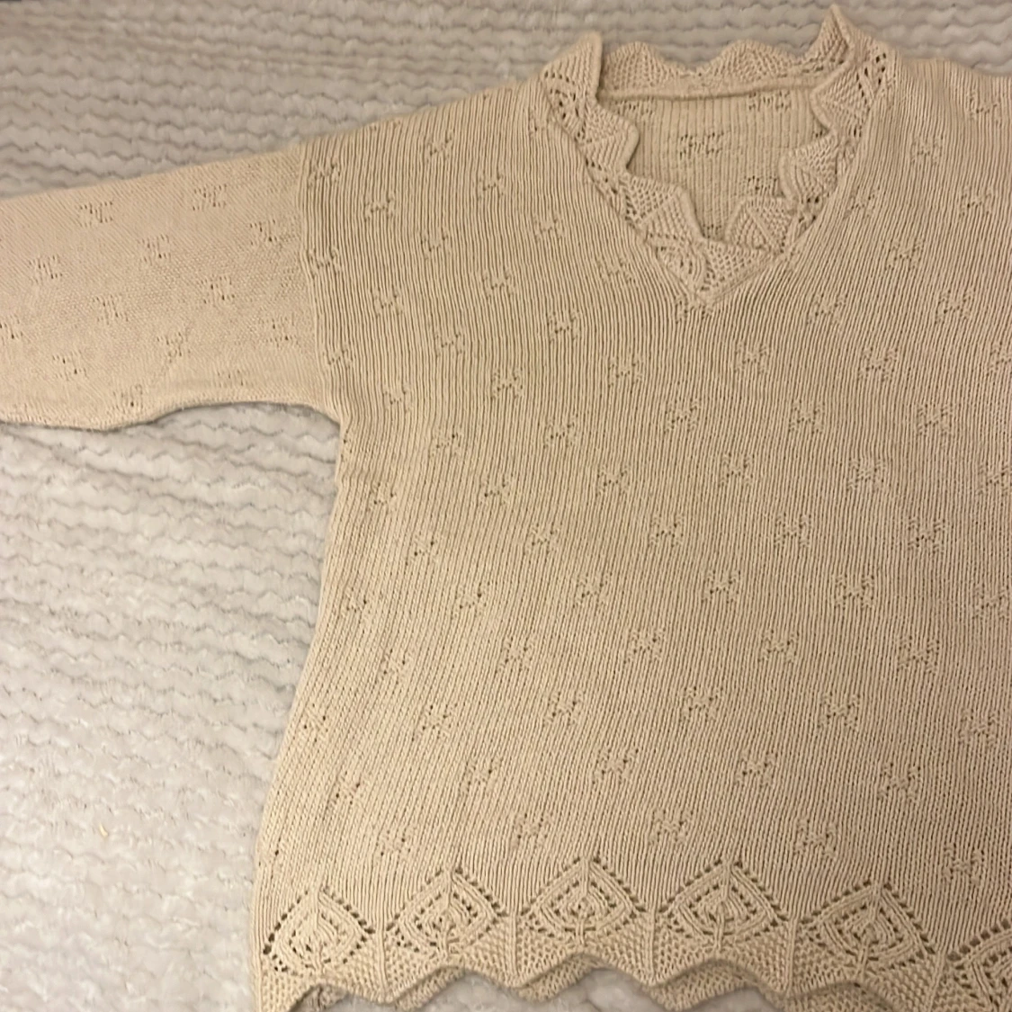 Beige stickad tröja med spetsdetaljer - 91