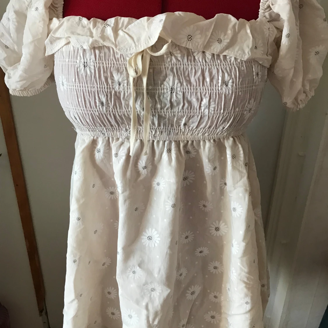 Vit blommig klänning med puffärmar