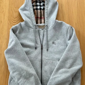 Burberry Hoodie  - Säljer denna feta burberry Hoodie i storlek S.  Skick 10/10 och självklart så är den äkta. Skriv vid minsta fundering!